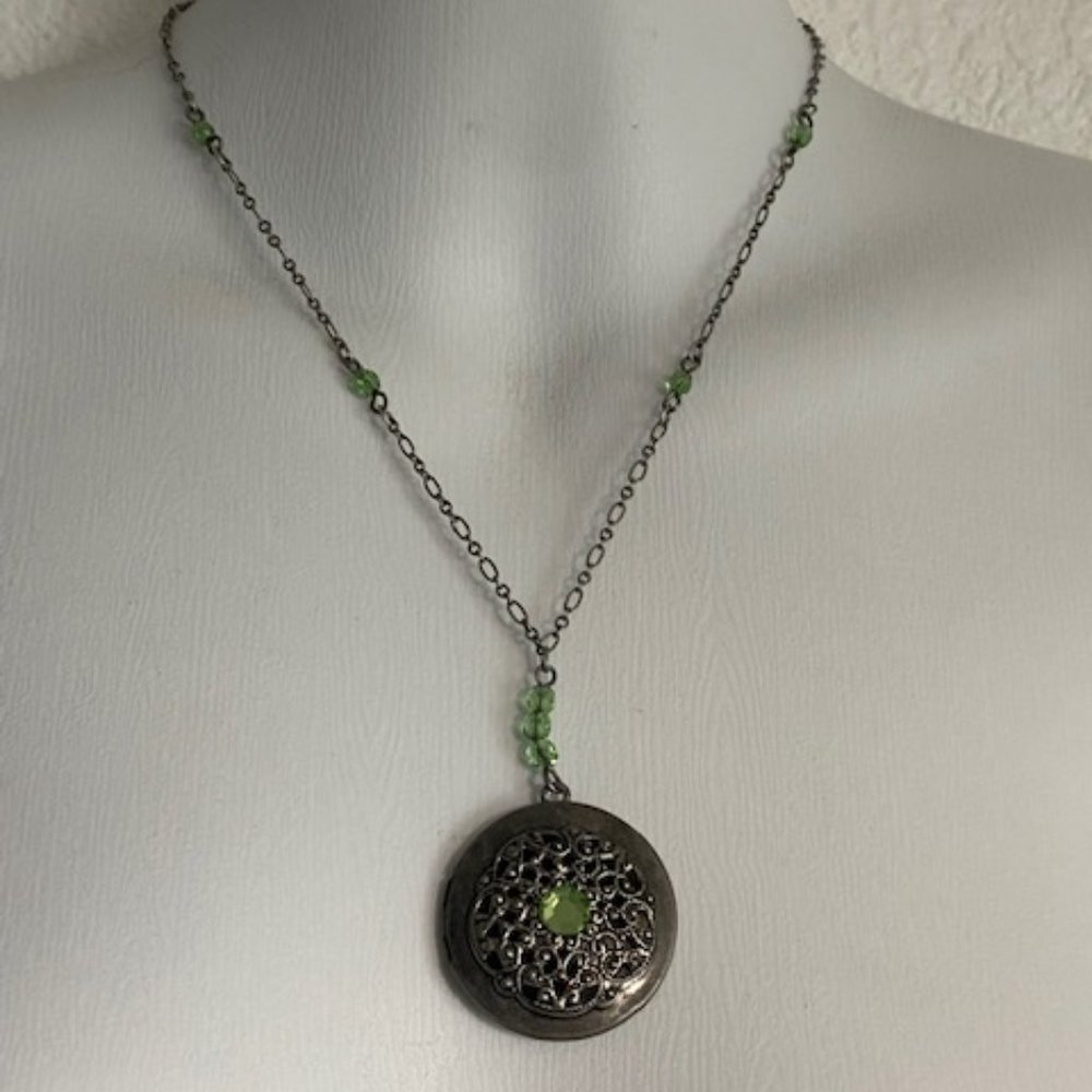 Antique look silver filigree and peridot green look locket & chain 22" necklace
